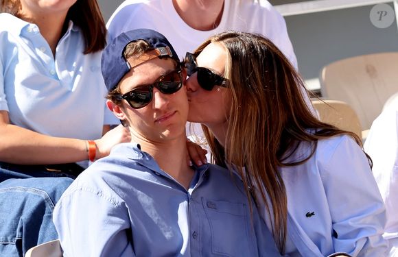 Ils ont d'ailleurs publiés plusieurs clichés de leur séjour sur les réseaux sociaux

Aliocha Schneider et sa compagne la chanteuse Charlotte Cardin - Célébrités dans les tribunes des Internationaux de France de tennis de Roland Garros 2024 à Paris le 7 juin 2024.  © Jacovides-Moreau/Bestimage