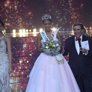 Du haut de ses 1,83 mètre, elle apparaît, comme Eve Gilles, avec une coupe de cheveux très courte. Mais ce ne fut pas toujours le cas.

Miss France 2025, sur TF1           Crédits : Pierre Billard/sipa press via Bestimage