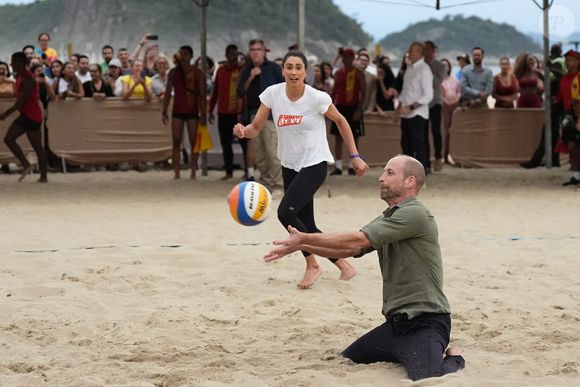 Le Prince de Galles participe à un match de volley-ball avec des joueurs de l'Institut Levante, une école locale de beach-volley, sur la plage de Copacabana à Rio de Janeiro, au premier jour de sa visite au Brésil pour la remise annuelle du prix Earthshot, le lundi 3 novembre 2025. Photo by Aaron Chown/PA Wire/ABACAPRESS.COM