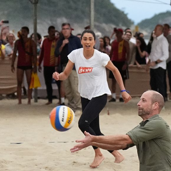 Le Prince de Galles participe à un match de volley-ball avec des joueurs de l'Institut Levante, une école locale de beach-volley, sur la plage de Copacabana à Rio de Janeiro, au premier jour de sa visite au Brésil pour la remise annuelle du prix Earthshot, le lundi 3 novembre 2025. Photo by Aaron Chown/PA Wire/ABACAPRESS.COM