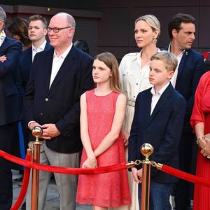 La jeune princesse portait une robe corail signée Christian Dior au style simple et élégant.

Le prince Albert II de Monaco, la princesse Charlène de Monaco, la princesse Gabriella de Monaco, comtesse de Carladès, et le prince Jacques de Monaco, marquis des Baux, assistent à l’inauguration de l’espace thématique consacré à la Principauté de Monaco à Europa-Park, à Rust, en Allemagne, le 29 juin 2026. © Dana Press/Bestimage