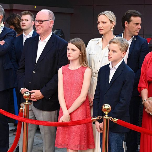 La jeune princesse portait une robe corail signée Christian Dior au style simple et élégant.

Le prince Albert II de Monaco, la princesse Charlène de Monaco, la princesse Gabriella de Monaco, comtesse de Carladès, et le prince Jacques de Monaco, marquis des Baux, assistent à l’inauguration de l’espace thématique consacré à la Principauté de Monaco à Europa-Park, à Rust, en Allemagne, le 29 juin 2026. © Dana Press/Bestimage
