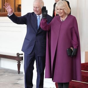 L'absence du couple royal britannique a fait jazzer les commentateurs !
Le roi Charles III et la reine Camilla font officiellement leurs adieux à l'émir du Qatar, le cheikh Tamim bin Hamad Al Thani, et à son épouse, la cheikha Jawaher, alors qu'ils quittent le palais de Buckingham à Londres, le dernier jour de leur visite d'État au Royaume-Uni. Londres, Royaume-Uni, le 4 décembre 2024.