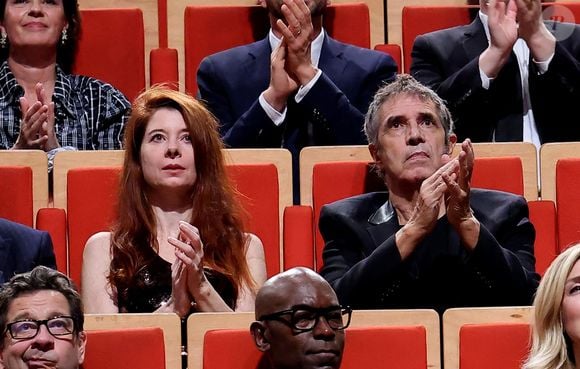 Julien Clerc et sa compagne Hélène Grémillon pendant la cérémonie de remise du prix lumière à I.Huppert lors de la 16ème édition du Festival Lumière à l'Amphithéâtre - Centre de Congrès à Lyon, France, le 18 octobre 2024. © Dominique Jacovides/Bestimage