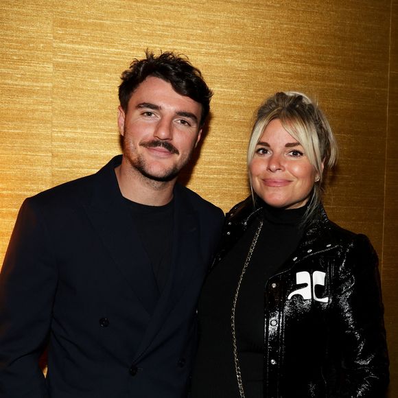 La femme de Baptiste Germain, avec qui elle a eu deux enfants, a réagi aux propos de la docteure en psychologie et développement Héloïse Junier

Exclusif - Sophie Tapie (enceinte) et son mari Baptiste Germain lors du cocktail après-spectacle lors de la soirée Ciné-concert symphonique "Alain Delon, le dernier Samouraï" au Palais des congrès à Paris le jour de son anniversaire le 8 novembre 2024.

© Jacovides / Moreau / Bestimage