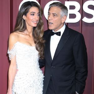 Sublime, son sourire et son élégance ont presque réussis à éclipser l'aura de George Clooney, complètement gaga devant la beauté et la grâce de son épouse.

Amal et George Clooney à la soirée Radio City Music Hall lors des Tony Awards 2025 à New York le 8 juin 2025. Crédit photo : Backgrid USA / Bestimage