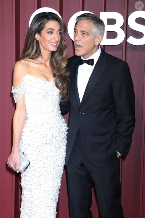 Sublime, son sourire et son élégance ont presque réussis à éclipser l'aura de George Clooney, complètement gaga devant la beauté et la grâce de son épouse.

Amal et George Clooney à la soirée Radio City Music Hall lors des Tony Awards 2025 à New York le 8 juin 2025. Crédit photo : Backgrid USA / Bestimage