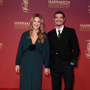 Évoquant le film "L'Inconnue", où il incarne David Zimmerman, elle indique : "Par exemple, pour 'L’Inconnue' d’Arthur Harari, il a opéré une impressionnante métamorphose physique"

Virginie Efira et Niels Schneider au photocall lors de la deuxième journée de la 22ème édition du Festival International du Film de Marrakech, Maroc, le 29 novembre 2025. © Dominique Jacovides/Bestimage