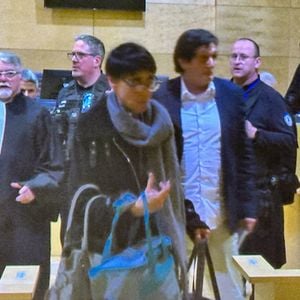 Pierre Palmade sort de la salle d'audience du tribunal de Melun avec sa soeur Hélène à l'issue de sa condamnation à cinq de prison dont deux ferme le 20 novembre 2024.