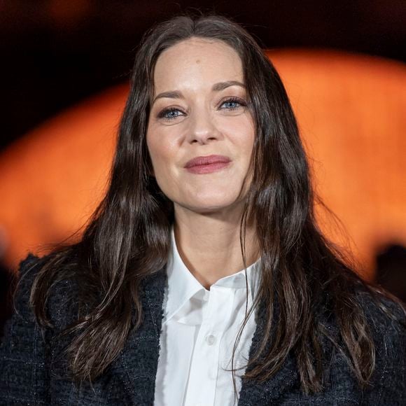 Copropriétaire de deux adresses déjà solidement ancrées dans le paysage gourmand du Marais, Jaja et Glou, l’actrice révélée par la saga Taxi a ainsi investi dans ce premier établissement, niché au 3 rue Sainte-Croix-de-la-Bretonnerie, dans le 3ᵉ arrondissement de Paris.

Marion Cotillard - Photo Call du Défilé de mode Chanel Collection Printemps-Été 2026 dans le cadre de la Fashion Week de Paris, France, le 6 octobre 2025.
© Olivier Borde / Bestimage