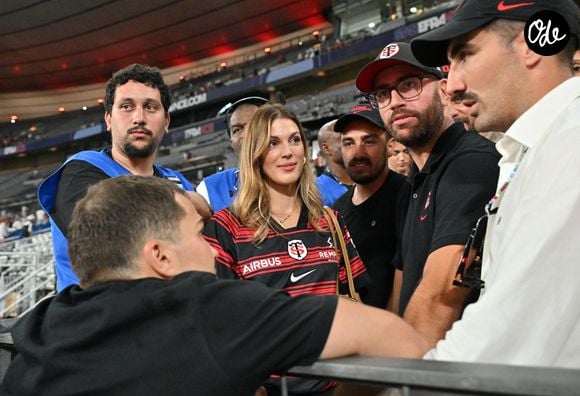 Jamel Debbouze l’a notamment taquiné sur son ancienne histoire avec Iris Mittenaere qui partage désormais la vie du rugbyman Antoine Dupont.


Iris Mitteneare, son compagnon Antoine Dupont et son frère Clément Dupont à l'issue de la victoire des Toulousains en finale du Top 14, face à Montpellier (28 - 20) au stade de France, le 27 juin 2026.

© Christian Liewig / Bestimage