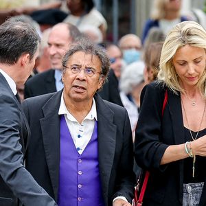 Laurent Voulzy et Isaure Le Faou - Arrivées aux obsèques de l'auteure-compositrice-interprète et actrice française Françoise Hardy au crématorium du cimetière du Père-Lachaise à Paris, France, le 20 juin 2024. © Jacovides-Moreau/Bestimage