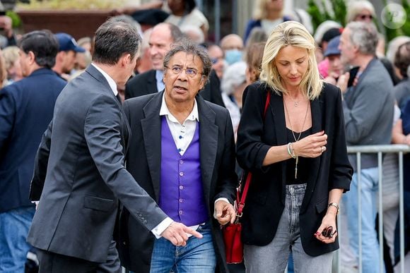 Laurent Voulzy et Isaure Le Faou - Arrivées aux obsèques de l'auteure-compositrice-interprète et actrice française Françoise Hardy au crématorium du cimetière du Père-Lachaise à Paris, France, le 20 juin 2024. © Jacovides-Moreau/Bestimage