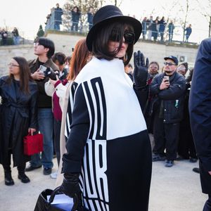 "J'espère lui rendre hommage bientôt à travers une série de lectures que je donnerai au centre culturel de Courbevoie pour tous ceux et toutes celles qui ont été les enfants de son savoir. Isabelle Adjani".

Isabelle Adjani assiste au défilé Christian Dior Mode Féminine Prêt-à-Porter Automne/Hiver 2025-2026 lors de la Fashion Week de Paris le 04 mars 2025 à Paris, France.  © ucia Sabatelli / Bestimage