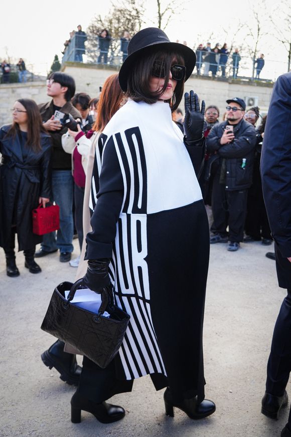 "J'espère lui rendre hommage bientôt à travers une série de lectures que je donnerai au centre culturel de Courbevoie pour tous ceux et toutes celles qui ont été les enfants de son savoir. Isabelle Adjani".

Isabelle Adjani assiste au défilé Christian Dior Mode Féminine Prêt-à-Porter Automne/Hiver 2025-2026 lors de la Fashion Week de Paris le 04 mars 2025 à Paris, France.  © ucia Sabatelli / Bestimage