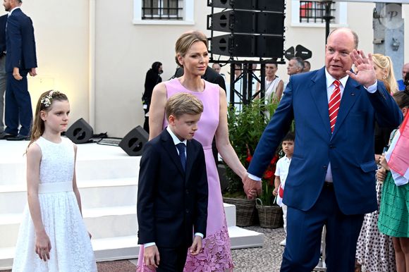 Le prince Albert II de Monaco, la princesse Charlene et leurs enfants, le prince héréditaire Jacques et la princesse Gabriella à la célébration des 20 ans de règne d'Albert II de Monaco sur la place du Palais à Monaco, le 19 juillet 2025. 

Photo : Bruno Bebert / Bestimage