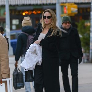 Le mariage n'aura duré que 7 mois.

Angelina Jolie élégante et radieuse à New York.

Photo : Backgrid USA / Bestimage