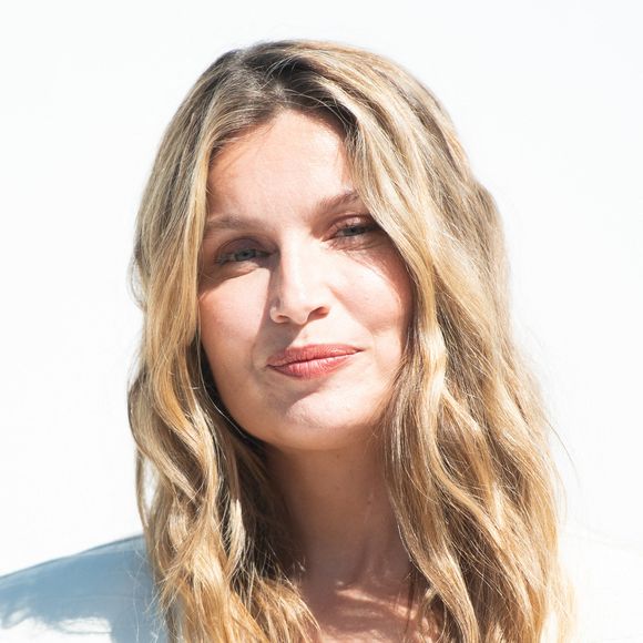 Laetitia Casta assiste au défilé Jacquemus Menswear Spring/Summer 2026 dans le cadre de la Fashion Week de Paris à Paris, France, le 29 juin 2025. Photo par Aurore Marechal/ABACAPRESS.COM