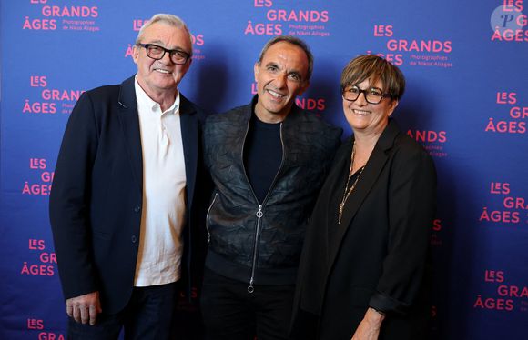 Nikos Aliagas entouré des parents de Grégory Lemarchal, Pierre et Laurence Lemarchal au vernissage de l'exposition "Les grands âges", photographies de Nikos Aliagas au musée de l'Homme à Paris le 7 avril 2026. Crédit Dominique Jacovides/Bestimage