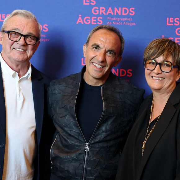 Nikos Aliagas entouré des parents de Grégory Lemarchal, Pierre et Laurence Lemarchal au vernissage de l'exposition "Les grands âges", photographies de Nikos Aliagas au musée de l'Homme à Paris le 7 avril 2026. Crédit Dominique Jacovides/Bestimage