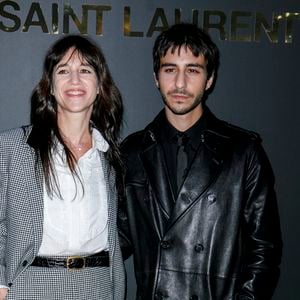 Charlotte Gainsbourg et son fils Ben Attal - Photocall du défilé Saint Laurent collection Printemps-Eté 2022 lors de la fashion week à Paris, le 28 septembre 2021.
© Olivier Borde/Bestimage