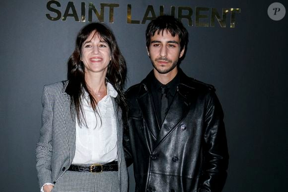 Charlotte Gainsbourg et son fils Ben Attal - Photocall du défilé Saint Laurent collection Printemps-Eté 2022 lors de la fashion week à Paris, le 28 septembre 2021.
© Olivier Borde/Bestimage