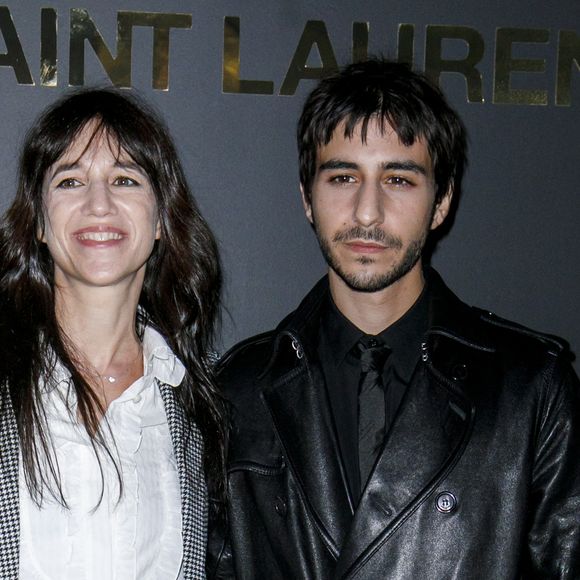 Charlotte Gainsbourg et son fils Ben Attal - Photocall du défilé Saint Laurent collection Printemps-Eté 2022 lors de la fashion week à Paris, le 28 septembre 2021.
© Olivier Borde/Bestimage