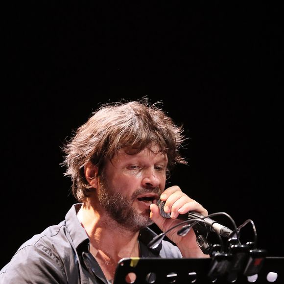 On y apprend grâce au témoignage de Lio comment les deux artistes se sont rencontrés. 

Exclusif - Bertrand Cantat (ex-membre du groupe "Noir Désir" et actuel membre du groupe "Détroit") fait une pause dans sa carrière musicale et se lance dans une tournée de lecture de textes poétiques avec deux musiciens autour de lui. Son nouveau spectacle de lecture (Condor Live) est tiré du livre "Condor" de Caryl Ferey. C'est une oeuvre allégorique et hallucinée, d'un couple fuyant la mort dans le Chili d'après Pinochet. Cenon, le 22 septembre 2016.
© Patrick Bernard/ Bestimage