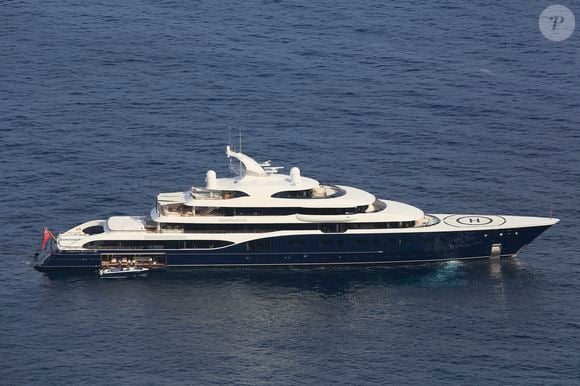 Nos confrères de "Mediapart" ont rapporté que 288 millions d’euros d’acomptes avaient déjà été versés au chantier naval, soit plus que le prix total du "Symphony", bateau de 101 mètres de long acquis en 2015 pour 228 millions d’euros. 

Symphony le yacht de Bernard Arnault en baie de Monaco le 18 août 2015 ©Action Press / Bestimage