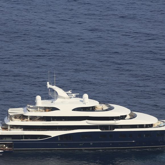 Nos confrères de "Mediapart" ont rapporté que 288 millions d’euros d’acomptes avaient déjà été versés au chantier naval, soit plus que le prix total du "Symphony", bateau de 101 mètres de long acquis en 2015 pour 228 millions d’euros. 

Symphony le yacht de Bernard Arnault en baie de Monaco le 18 août 2015 ©Action Press / Bestimage
