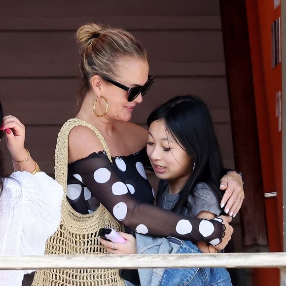 Exclusif - Prix Spécial - Laeticia Hallyday accompagnée de son compagnon Frédéric Suant et de sa fille Joy sont aller accueillir Jade à l'aéroport de Saint-Barthélemy-Rémy-de-Haenen où tout le monde se retrouve pour le 50ème anniversaire de Laeticia, à Saint-Jean, Saint-Barthélémy, Antilles françaises, France, le 15 mars 2025.