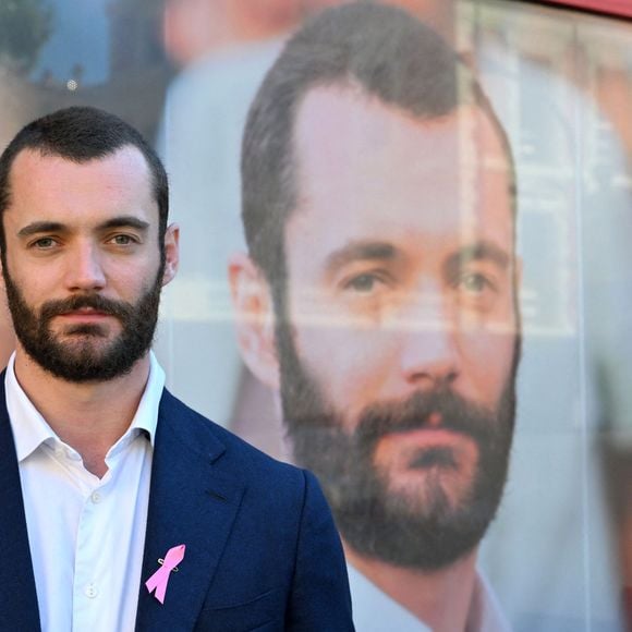 Louis Sarkozy, candidat aux élections municipales à Menton, inaugure la permanence de sa campagne, le 11 octobre 2025. 
© Bruno Bebert / Bestimage