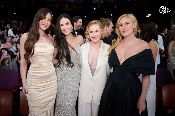 Elle rend également un vibrant hommage à Demi Moore et à ses belles-filles pour leur solidarité exemplaire dans cette épreuve.

Scout Larue Willis, Demi Moore, Tallulah Willis et Rumer Willis à la 97e cérémonie des Oscars au Dolby Theatre à Hollywood. 

© AMPAS/ZUMA Press Wire