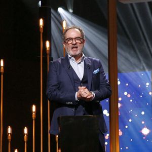 Bruno Solo présente le Molière de la Comédienne dans un spectacle de Théâtre privé attribué à C. Reali (absente) - 35ème cérémonie des Molières aux Folies Bergère à Paris, France, le 6 Mai 2024. © Bertrand Rindoff / Bestimage