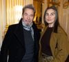 Sa tournée est pensée en "mini-résidences". 
Azucena Caamaño, Florent Pagny - Cérémonie de la remise de la médaille de chevalier de l'ordre des arts et des lettres à Alexandre Kirchhoff, PDG du label Capitol Music France par R.Dati au Ministère de la Culture à Paris le 9 janvier 2026. Cyril Moreau / Bestimage