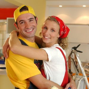 Alors qu’elle se retrouvait lésée par la production, l’acteur de 53 ans n'avait pas hésité à taper du poing sur la table pour rétablir l'équilibre.

Archives -En France, à Paris, Jean Dujardin et Alexandra Lamy sur le tournage de la série "Un gars, une fille" le 25 septembre 2001. GONGORA Marie-Anne via Bestimage