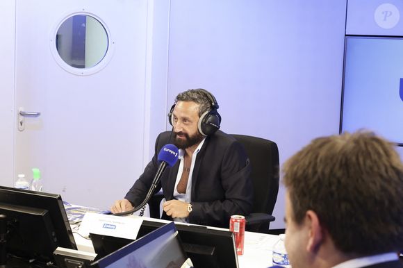 Les noms des chroniqueurs qui l'accompagneront sont encore à l'étude.

Exclusif - Cyril Hanouna sur le plateau de de l’émission « On Marche Sur La Tête » présentée par C.Hanouna et diffusée en direct sur Europe 1 à Paris le 29 avril 2025.
 © Jack Tribeca/Bestimage