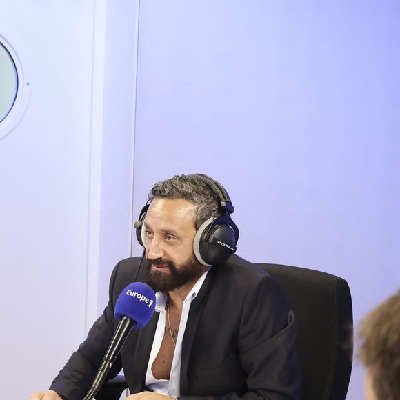 Les noms des chroniqueurs qui l'accompagneront sont encore à l'étude.

Exclusif - Cyril Hanouna sur le plateau de de l’émission « On Marche Sur La Tête » présentée par C.Hanouna et diffusée en direct sur Europe 1 à Paris le 29 avril 2025.
 © Jack Tribeca/Bestimage