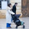 Marie et Colomban, les parents du petit Emile, arrivent avec leurs deux autres enfants à la cérémonie ouverte au public