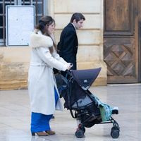 Marie et Colomban, les parents du petit Emile, arrivent avec leurs deux autres enfants à la cérémonie ouverte au public