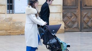 Marie et Colomban, les parents du petit Emile, arrivent avec leurs deux autres enfants à la cérémonie ouverte au public