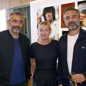 Exclusif - Anne-Élisabeth Lemoine entre Éric Toledano et Olivier Nakache - Déjeuner dans la loge de France Télévisions lors de la Finale Hommes des Internationaux de France de Tennis de Roland Garros 2024 - Jour 15 à Paris. Le 9 Juin 2024. 
© Bertrand Rindoff / Bestimage