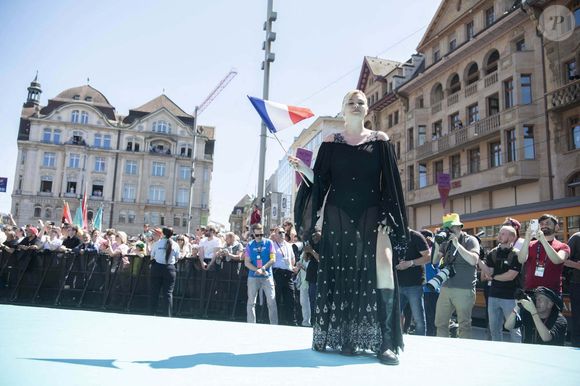 Louane lors du défilé des délégations en marge du concours de l'Eurovision le 11 mai 2025 à Bâle en Suisse  Zuma Press / Bestimage