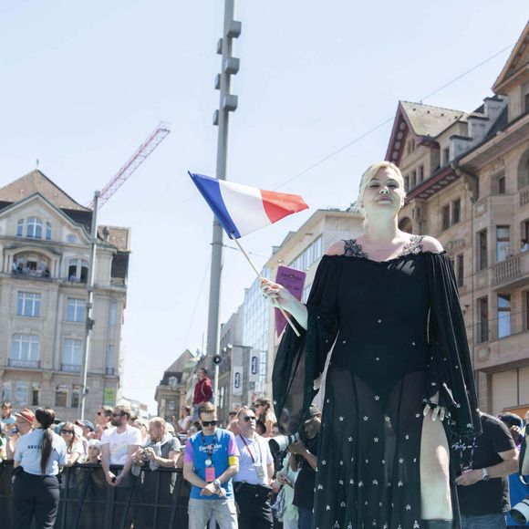 Louane lors du défilé des délégations en marge du concours de l'Eurovision le 11 mai 2025 à Bâle en Suisse  Zuma Press / Bestimage