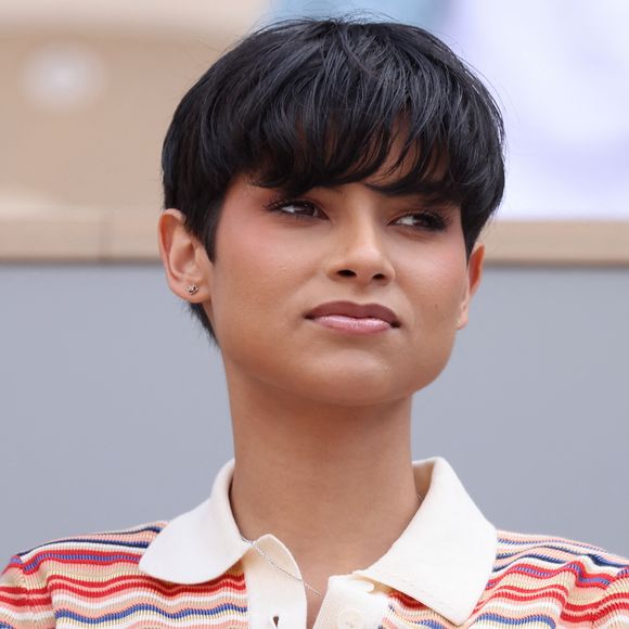 "Je vais consacrer l'année qui arrive à prendre des cours particuliers pour me remettre à niveau. En parallèle, je vais préparer le concours de Miss Univers. Mais mon but reste de devenir biostatisticienne."

Ève Gilles (Miss France 2024) dans les tribunes des Internationaux de France de tennis de Roland Garros à Paris, France. © Jacovides-Moreau/Bestimage