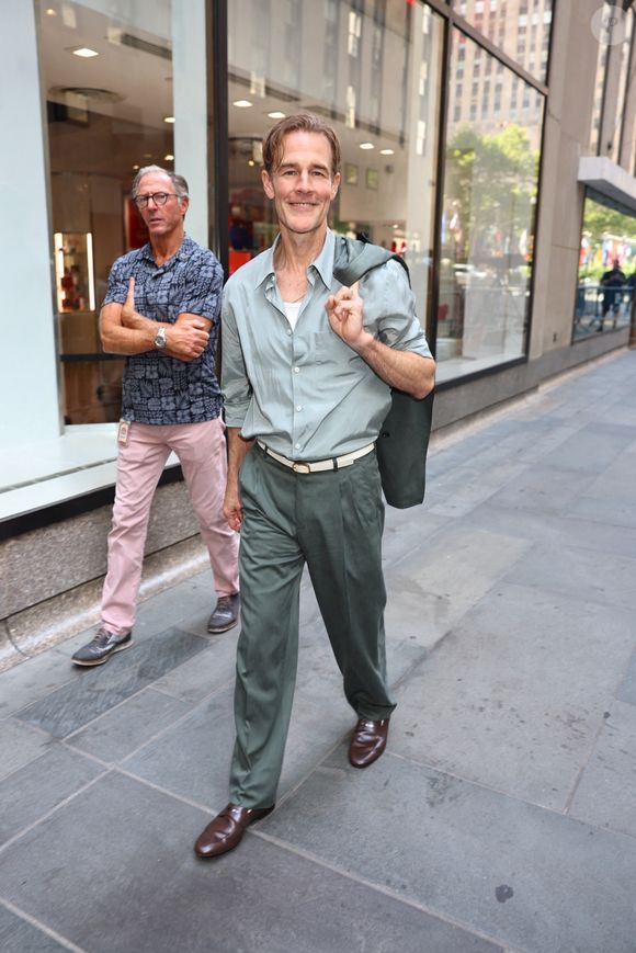 James Van Der Beek a été vu quittant le Today Show à New York ce matin, prenant un moment pour embrasser sa femme Kimberly avant de saluer les fans. Photo par Backgrid USA / Bestimage
