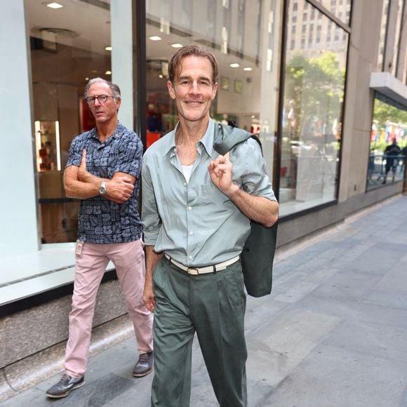 James Van Der Beek a été vu quittant le Today Show à New York ce matin, prenant un moment pour embrasser sa femme Kimberly avant de saluer les fans. Photo par Backgrid USA / Bestimage