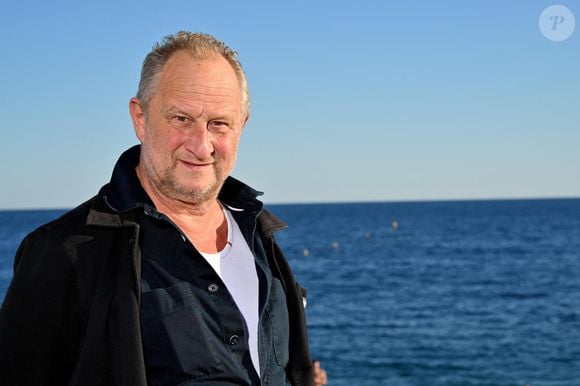 Dans un discours passionné, l'acteur prône l'acceptation de soi. 

Benoît Poelvoorde
 - Photocall du film "La Bonne Etoile" réalisé par Pascal Elbé 
dans le cadre de la 7ème édition du festival Cineroman à Nice le 29 Septembre 2025. © Dominique Jacovides - Bruno Bebert / Bestimage