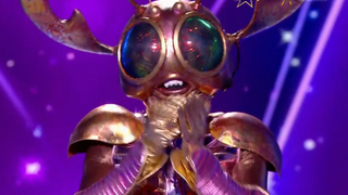 "Je m'en veux" : Eh non, le Scarabée (Mask Singer 8) n'ira pas en finale ! Il sait très bien chanter mais pas que...