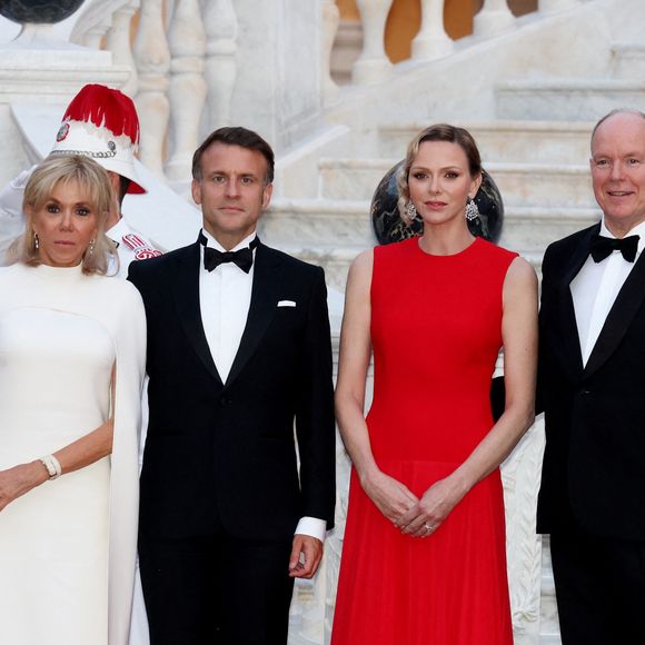 Ce samedi 7 juin 2025, Emmanuel et Brigitte Macron sont arrivés à Monaco.
Le président Emmanuel Macron, Brigitte Macron, Le prince Albert II de Monaco, La princesse Charlène de Monaco arrivant au dîner d'état en l'honneur de la visite du couple présidentiel français au palais princier à Monaco le 7 juin 2025.

© Dominique Jacovides / Bestimage